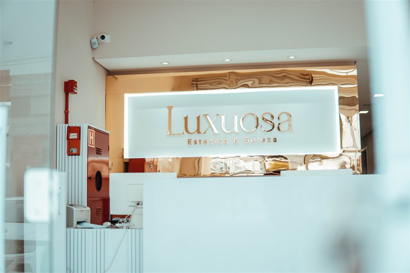 Balcão da recepção com o logo Luxuosa